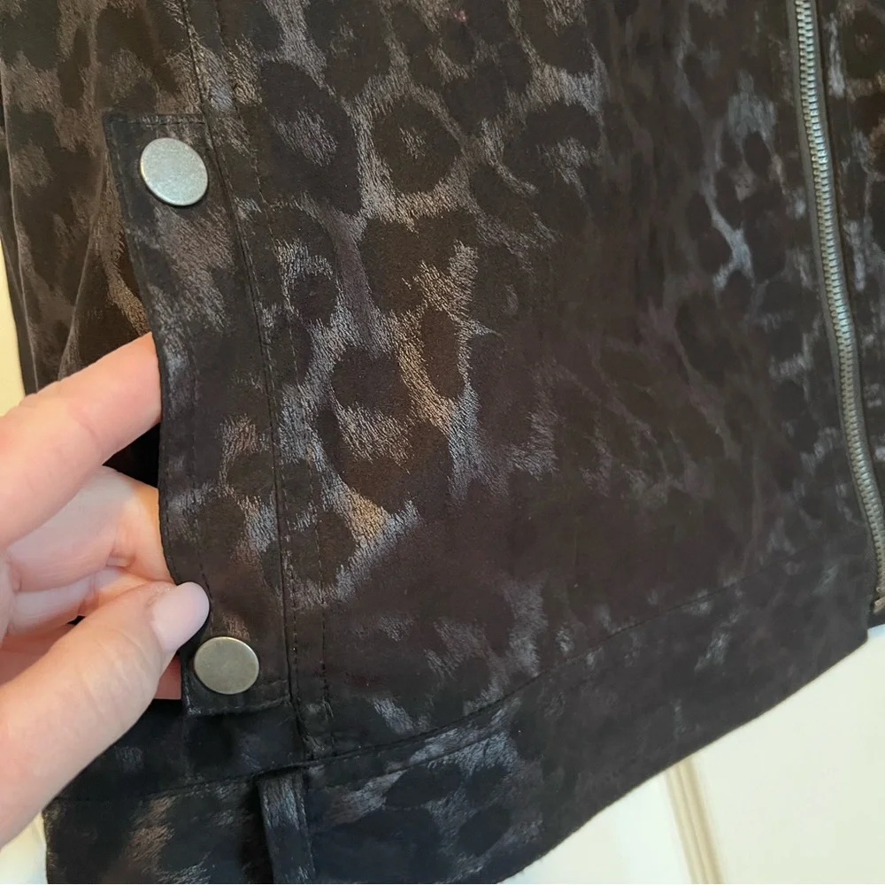 Stylish Black and Gray Leopard Print Zip Up Jacket - Picture 5 of 7